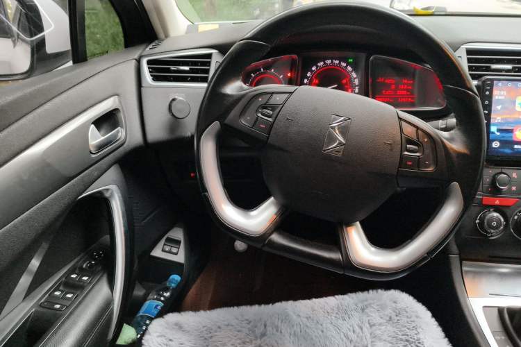 Used DS 5LS 2014 1.8L automatic Comfort version VTi140