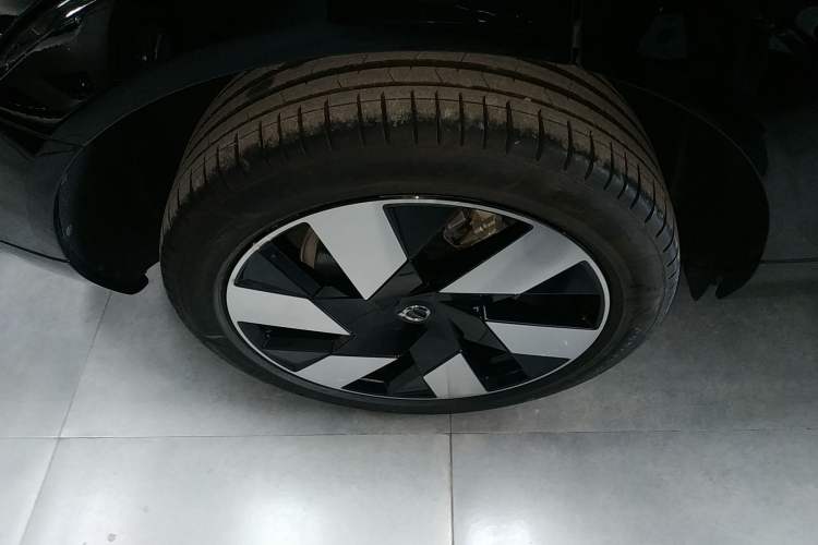 Used Volvo XC60 New Energy 2024 T8 Plug-in Hybrid Long-Range All-Wheel Drive Smart Luxury Edition Right Rear Wheel Hub