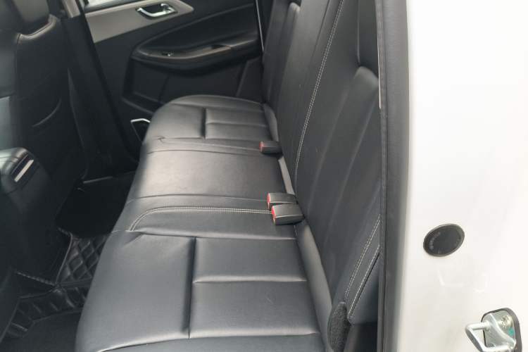 Used JMC Yuhu 7 2022 2.0T Automatic Diesel 4x4 Comfort Edition Standard Wheelbase Left Rear Seat