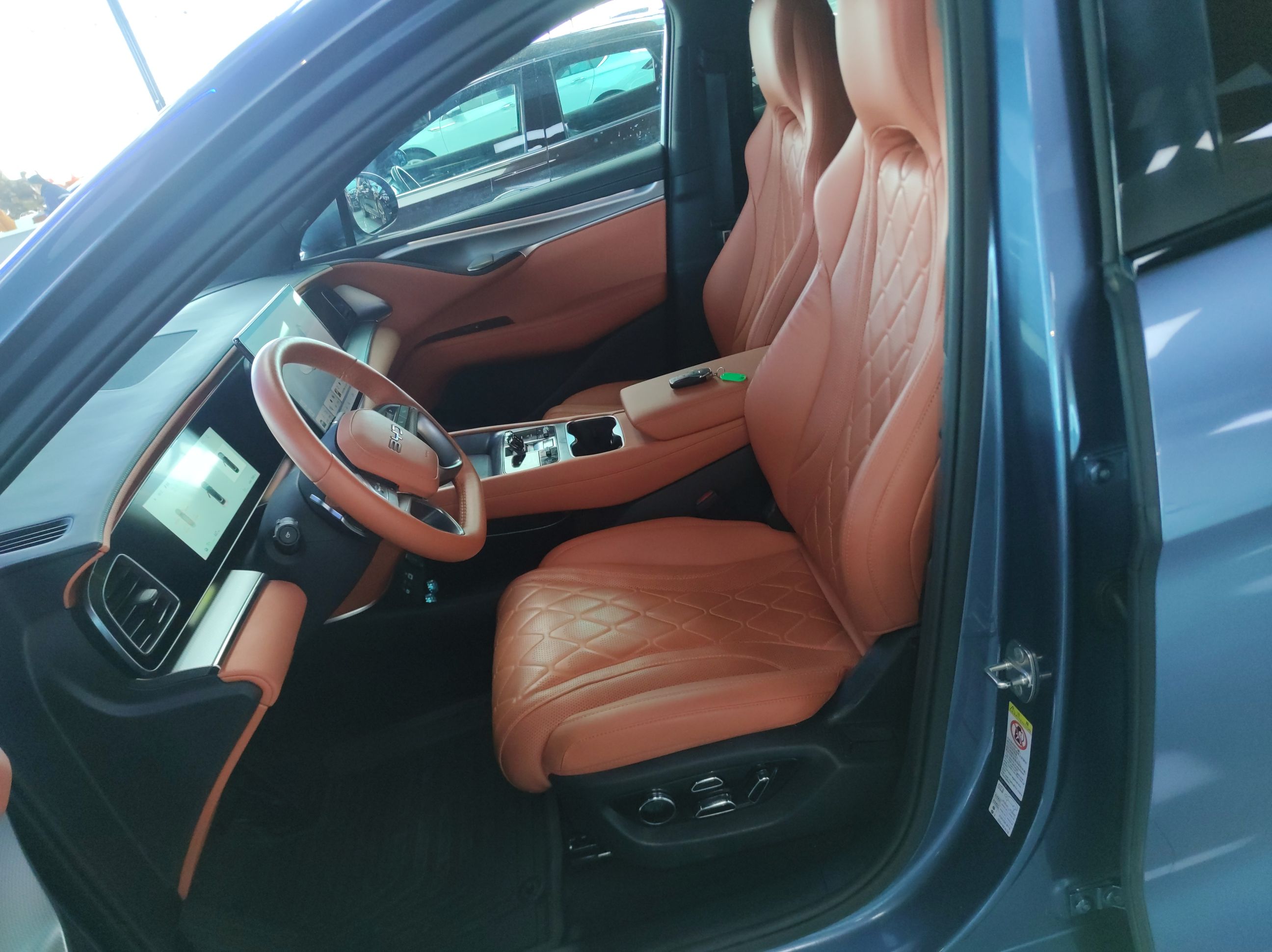 المقاعد الأمامية داخل السيارة