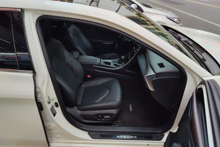 Used Toyota Avalon 2019 2.5L Touring Premium Version China VI Standard Right Front Seat