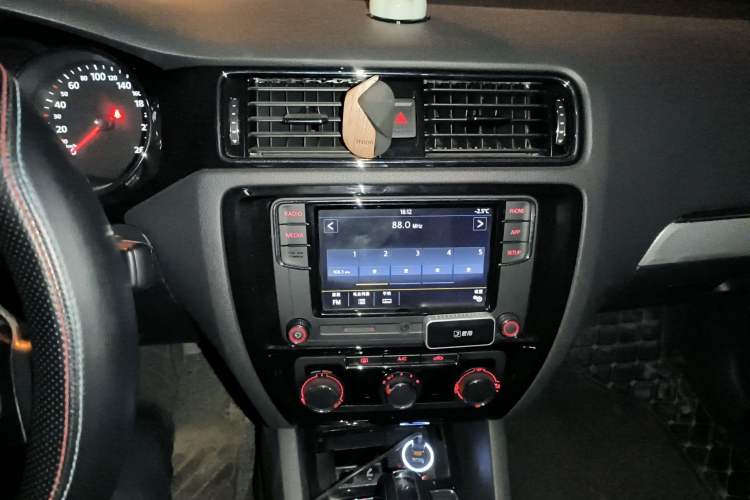 Used Volkswagen Sagitar 2018 1.6L Automatic Comfort Model Audio And AC Panel