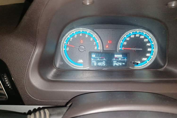 Used Baojun 730 2014 1.5L manual standard trim 7 seats Odometer Close Up