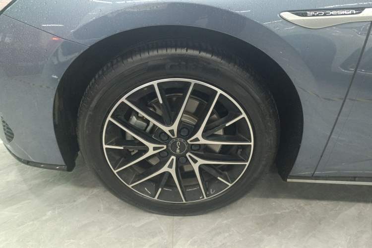 Used BYD Seal 2023 DM-i 1.5L 121km Prestige Model Exterior 3