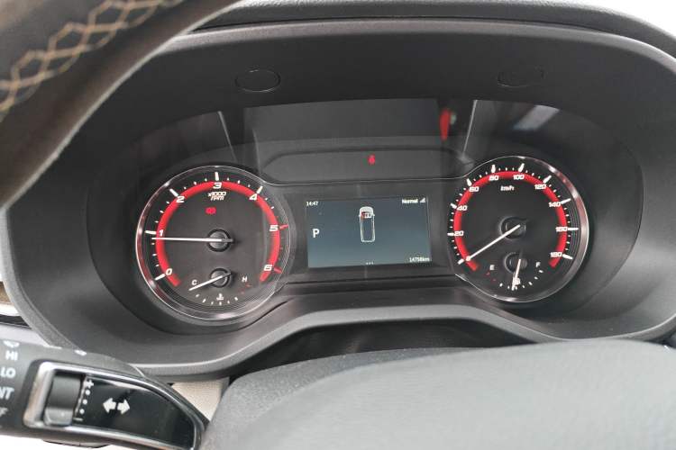 Used SAIC MAXUS Xintu V90 2024 ZhiJie 2.0T Automatic Front-Wheel-Drive Short Wheelbase Mid-Height Design with Single Rear Tire—5/6 Seater