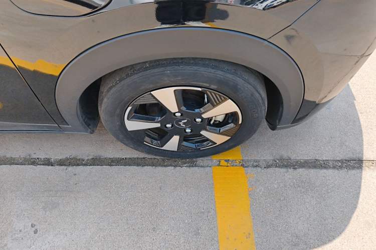 Used Wuling Bingo PLUS 2024 510 km Flagship Edition Four-Seater Version Right Front Wheel Hub