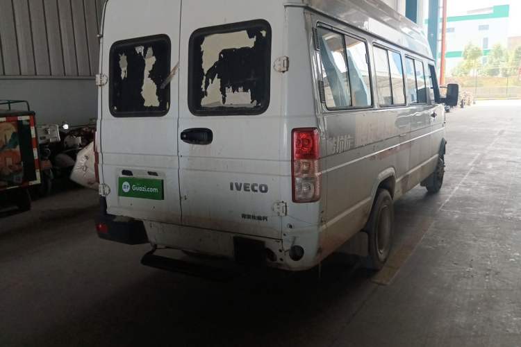 Used Iveco Daily 2020 2.5T A40 Passenger Van with Dual Tires Mid-Roof Design 5-9 Seats Euro V Emission Standard