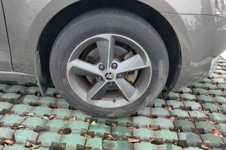 Used Skoda Octavia 2016 1.6L Manual Smart Drive Version Right Front Wheel Hub