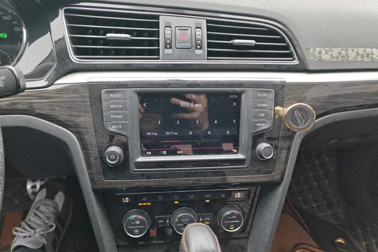 Used Volkswagen Lamando 2015 280TSI DSG Luxury Edition Audio And AC Panel