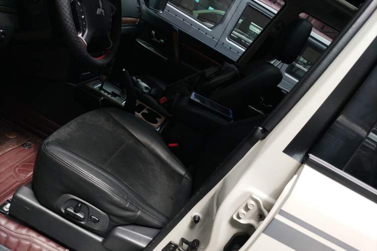 Used Mitsubishi Pajero 2018 3.0L Automatic Standard Edition Left Front Seat