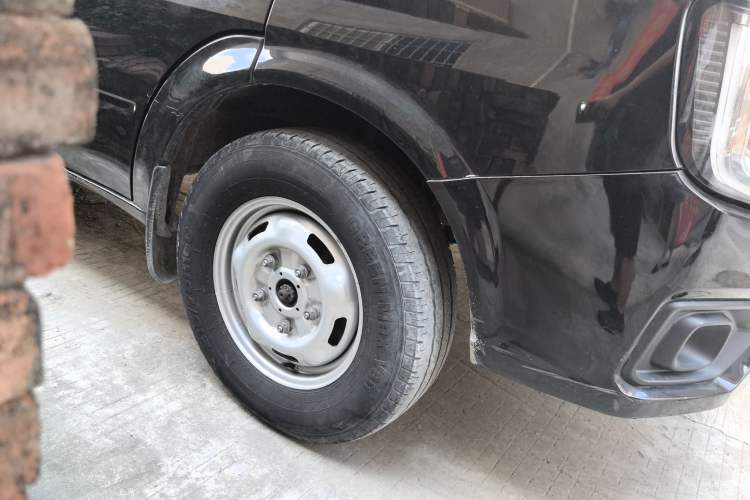 Used JMC Fushun 2022 2.0T Manual Multi-Function Passenger Vehicle Mid-Roof 6-7 Seater
