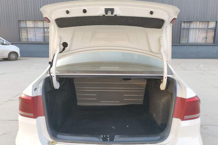 Used Volkswagen Santana 2015 1.6L Manual Comfort Edition
