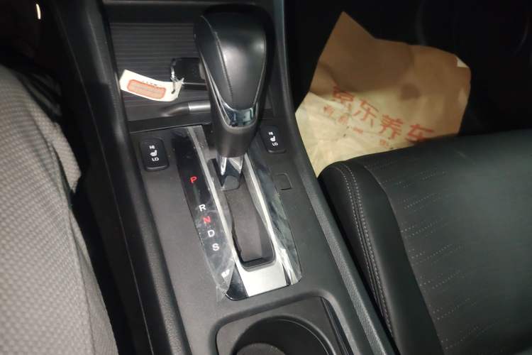 Used Honda Jade 2016 1.8L CVT Luxury Prestige Edition 5-seater Gear Lever