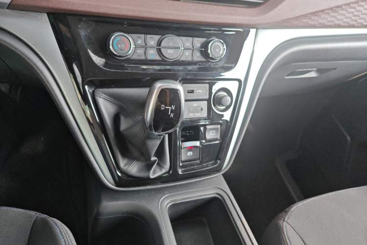 Used JAC Refine M3 2024 PLUS 2.0L HEV Smart Connect Edition Gear Lever