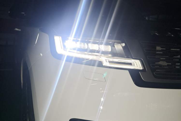 Used Land Rover Range 2023 3.0 L6 400 PS Prestige Seven-Seater Extended Version Right Front Headlight