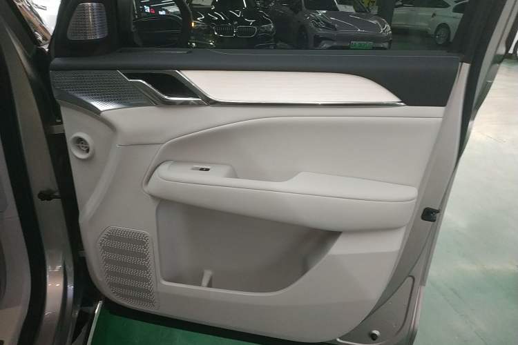 Used Volvo EM90 2025 Ultra Six-Seater