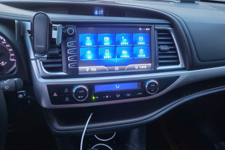 Used Toyota Highlander 2018 2.0T Four-Wheel Drive Luxury Version 7 Seats China VI Standard Audio And AC Panel