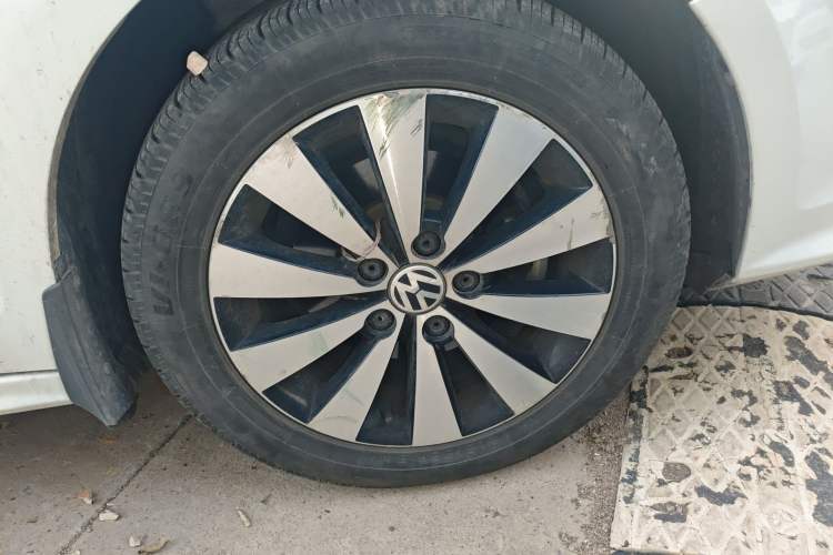 Used Volkswagen Sagitar 2017 1.6L Automatic Comfort Model Right Front Wheel Hub