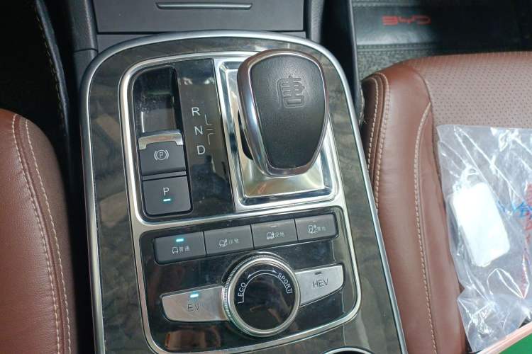 Used BYD Tang New Energy 2015 2.0T Four-Wheel-Drive Flagship Model
