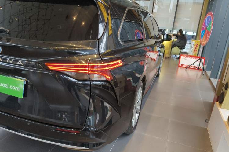 Used Toyota SIENNA 2023 2.5L Hybrid Deluxe Edition
