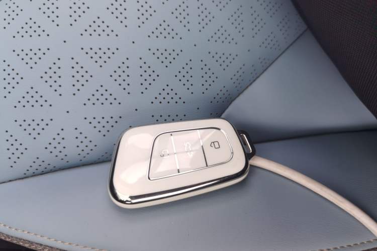 Used Chery QQ Little Ant 2022 Updated Version Sweet Pink Edition Full-Sugar Version 55kW 408km Range (Triple-Lithium Battery) Vehicle Key