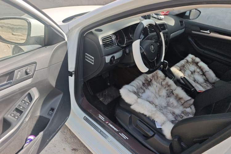 Used Volkswagen Sagitar 2017 230TSI Automatic Comfort Version Driver Seat