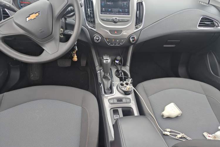 Used Chevrolet Cruze 2017 1.5L Automatic Pioneer Sunroof Edition Gear Lever