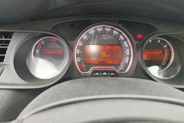 Used Citroen C5 2013 2.0L Automatic Luxury Model Odometer Close Up