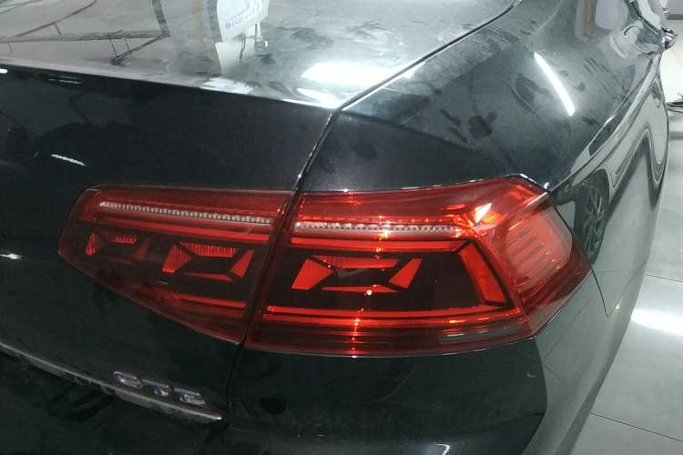 Used Volkswagen Magotan GTE Plug-in Hybrid 2020 GTE Luxury Model Right Rear Taillight