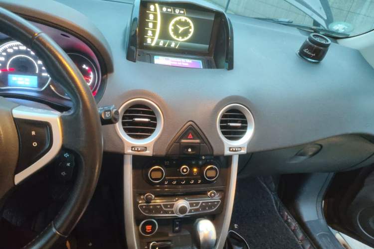 Used Renault Koleos 2013 2.5L Two-Wheel-Drive Urban Edition Audio And AC Panel