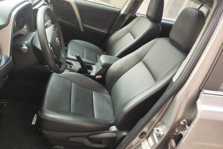 Used Toyota RAV4 2019 2.0L CVT Two-Wheel Drive Fashion X Limited Edition China VI Standard Left Front Seat