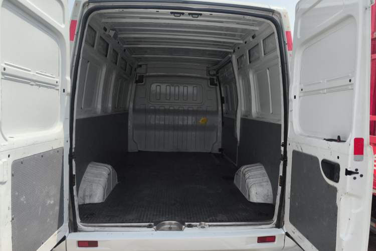 Used SAIC MAXUS Xintu V80 2021 2.0T Manual Classic City Delivery King Long Wheelbase Mid-Roof 3 Seats
