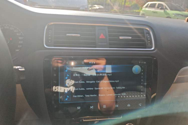 Used Volkswagen Sagitar 2014 1.6L Automatic Comfort Model Audio And AC Panel