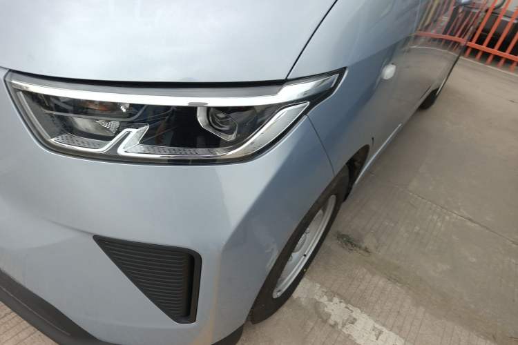 Used Wuling Yangguang 2024 300KM Comfort Version Passenger Van 75kW Left Front Headlight