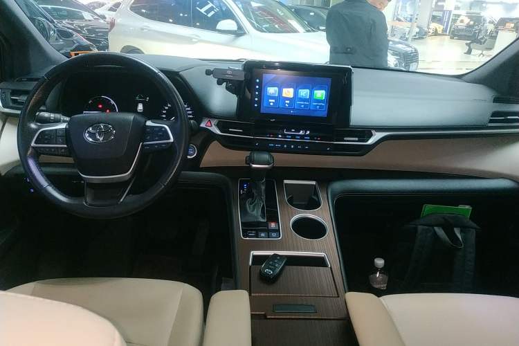 Used Toyota SIENNA 2021 2.5L Hybrid Luxury Edition Center Console