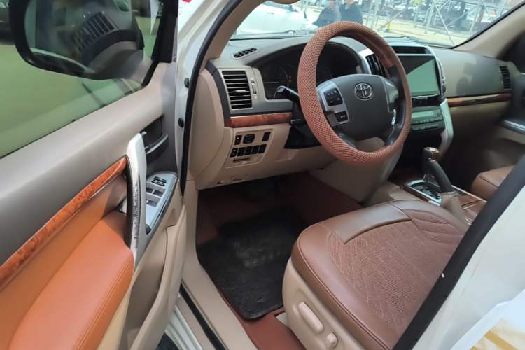 Used Toyota Land Cruiser 2015 4.0L V6 Middle East Low-Trim Version Driver Seat