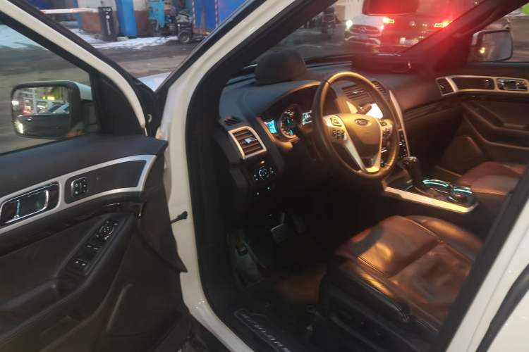 Used Ford Explorer 2013 3.5L Deluxe Model
