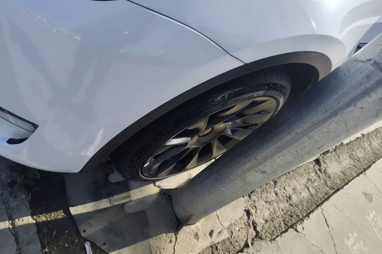 Used Tesla Model Y 2023 Long-Range All-Wheel-Drive Version
