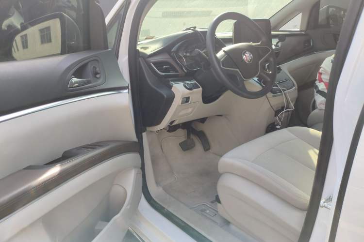 Used Buick GL8 2023 Land Executive Class Comfort Model