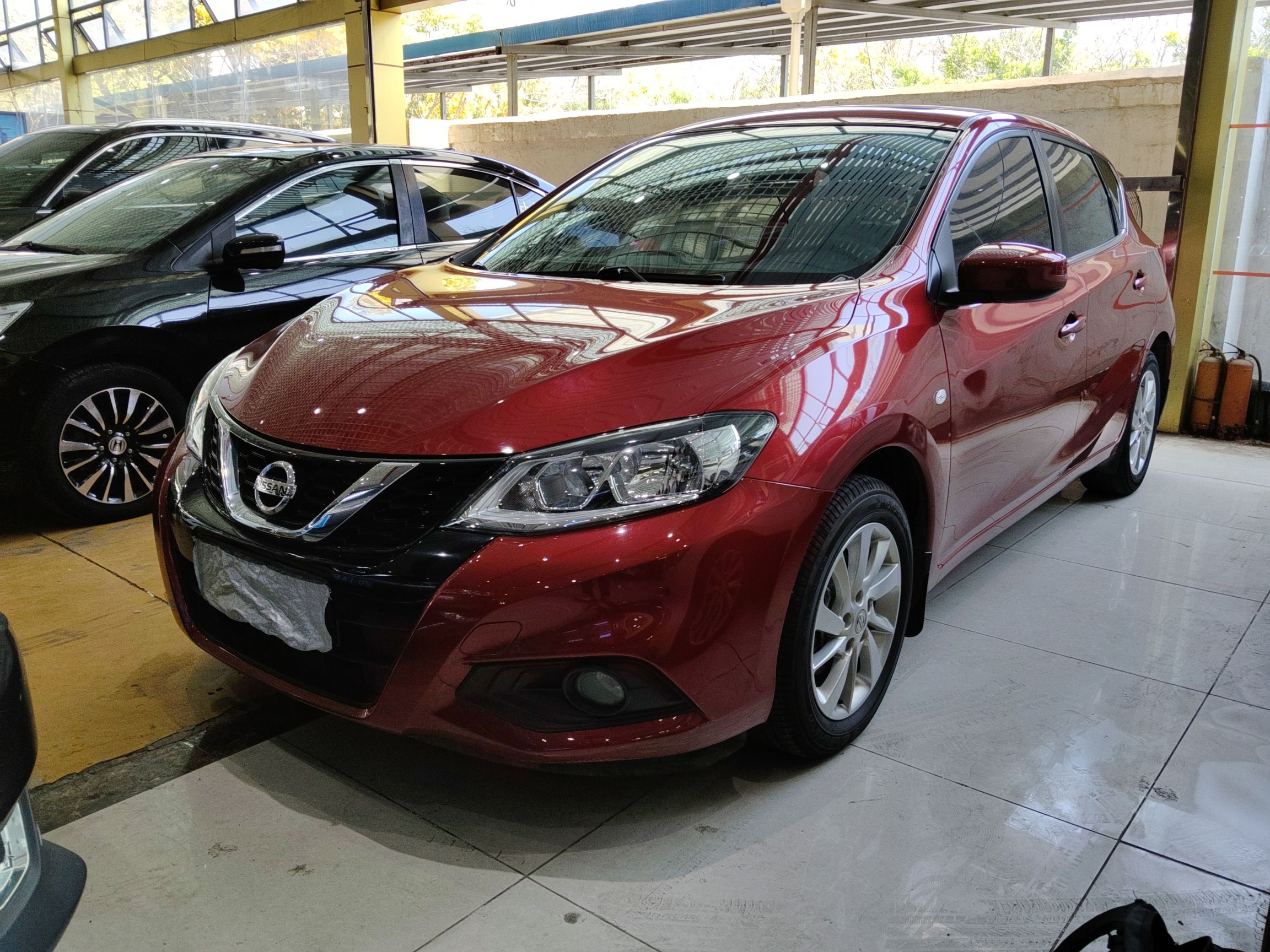 تحت مقدمة السيارة