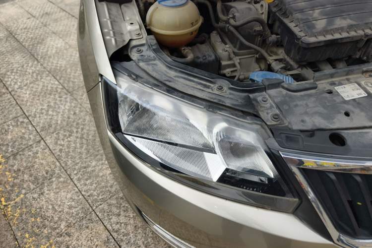 Used Skoda Rapid 2013 1.6L Automatic Smart Selection Model Right Front Headlight