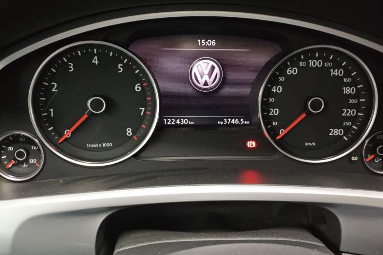 Used Volkswagen Touareg 2011 3.0 TSI High-End Version Odometer Close Up