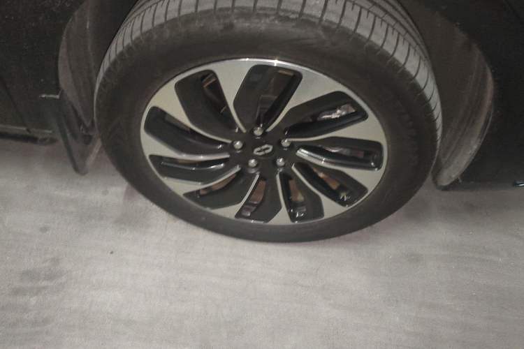 Used Hima AITO M7 2022 1.5T Rear-Drive Comfort Edition Right Front Wheel Hub