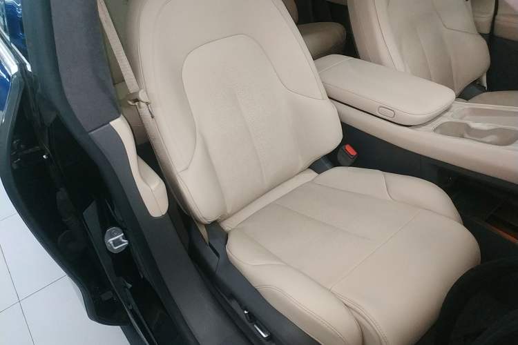 Used Nio ET7 2022 75 kWh Right Front Seat