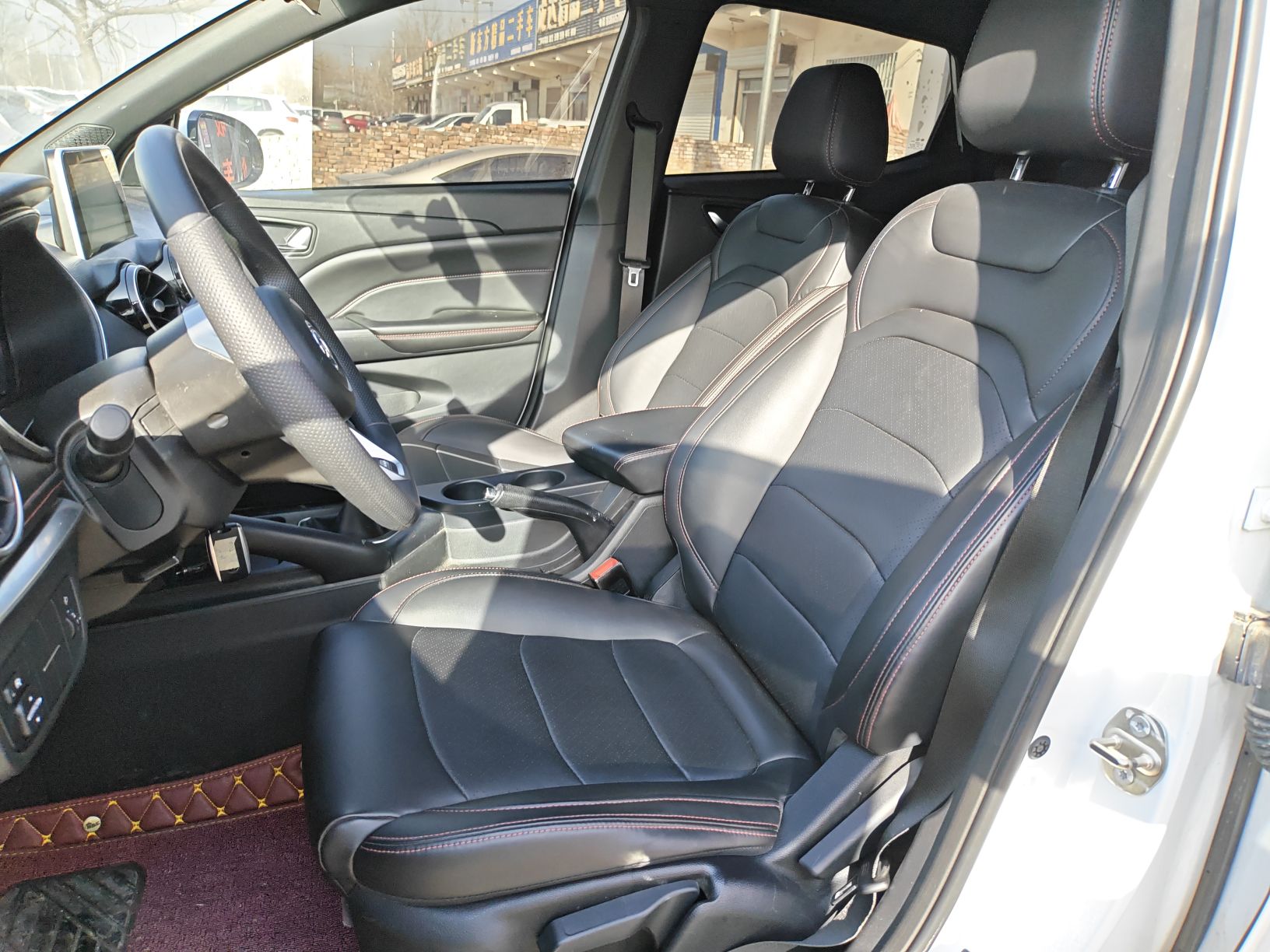 المقاعد الأمامية داخل السيارة