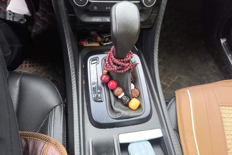 Used JMC Yusheng S330 2016 1.5L GTDi Automatic Two-Wheel Drive Prestige Edition Gear Lever