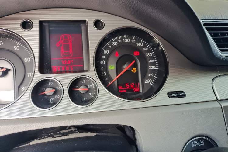 Used Volkswagen Magotan 2011 2.0 TSI DSG Luxury Edition Odometer Close Up