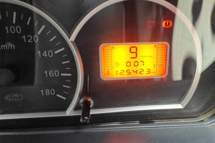 Used BAIC Weiwang 306 2011 1.3L Comfort version 7 seats Odometer Close Up