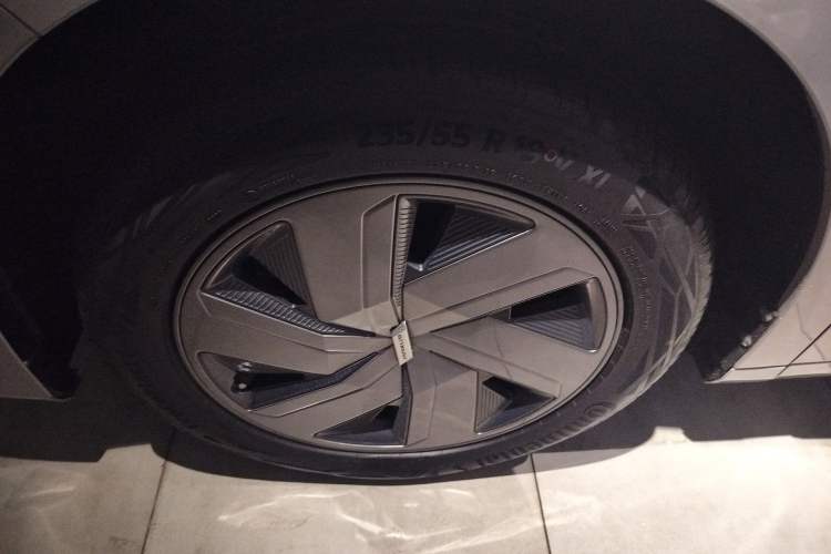 Used SAIC MAXUS Dajia 9 2022 Long-Range High-Mountain Six-Seater Version Left Front Wheel Hub