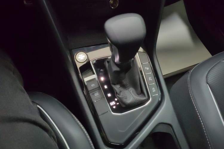 Used Volkswagen Tiguan L 2023 Restyled 330TSI Automatic Two-Wheel Drive R-Line Enhanced Comfort Version Gear Lever